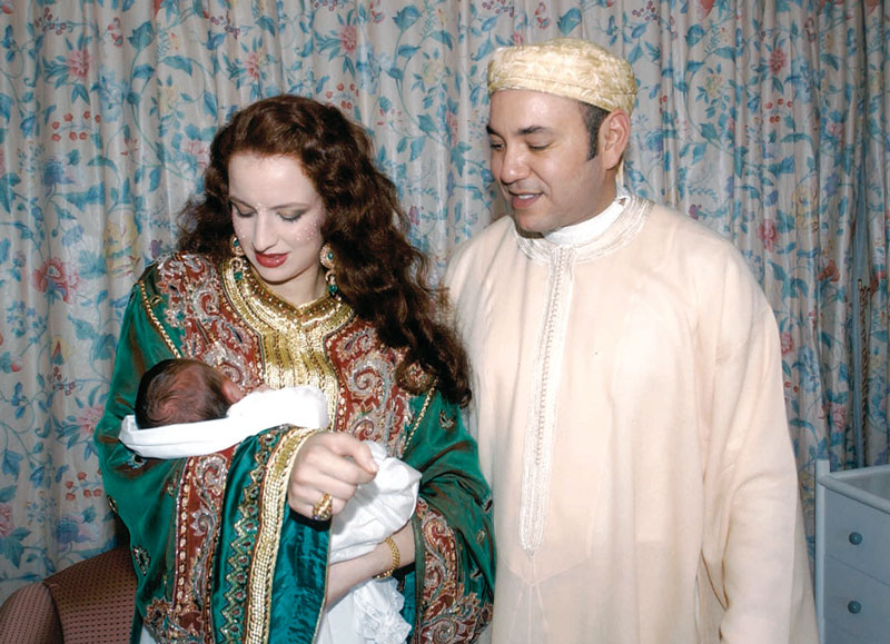 Photo de famille, lors de la présentation du Prince Héritier Moulay Al Hassan, né le 8 mai 2003.