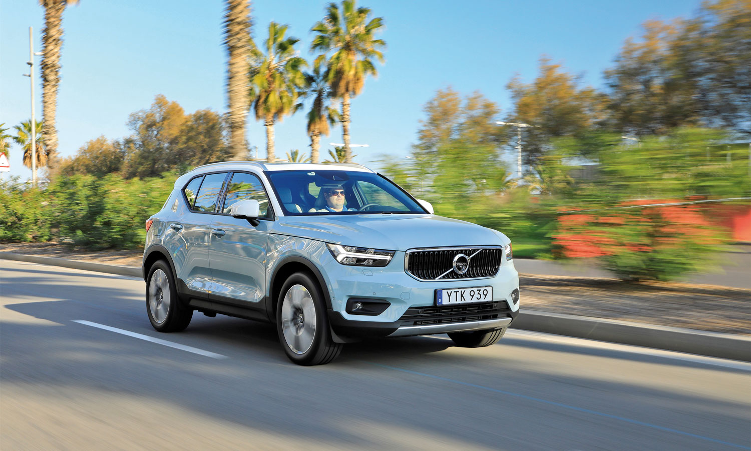 217248_Volvo_XC40_D4_AWD_Momentum_Bleu_Amazon_621_toit_blanc