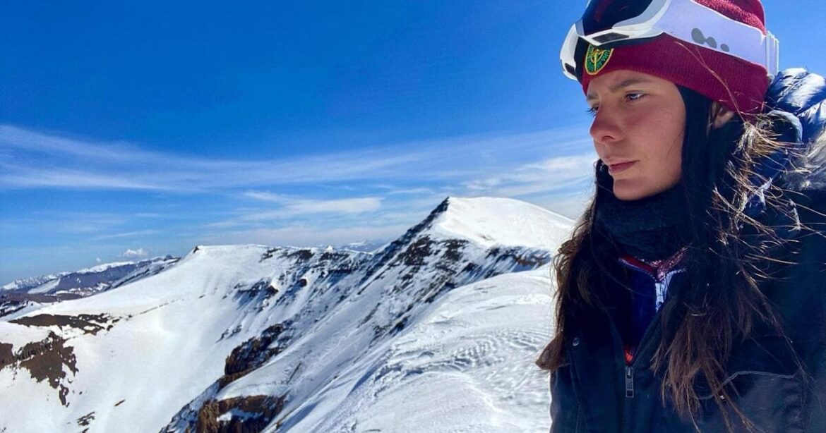 Portrait de l alpiniste marocaine Nawal Sfendla en montagne