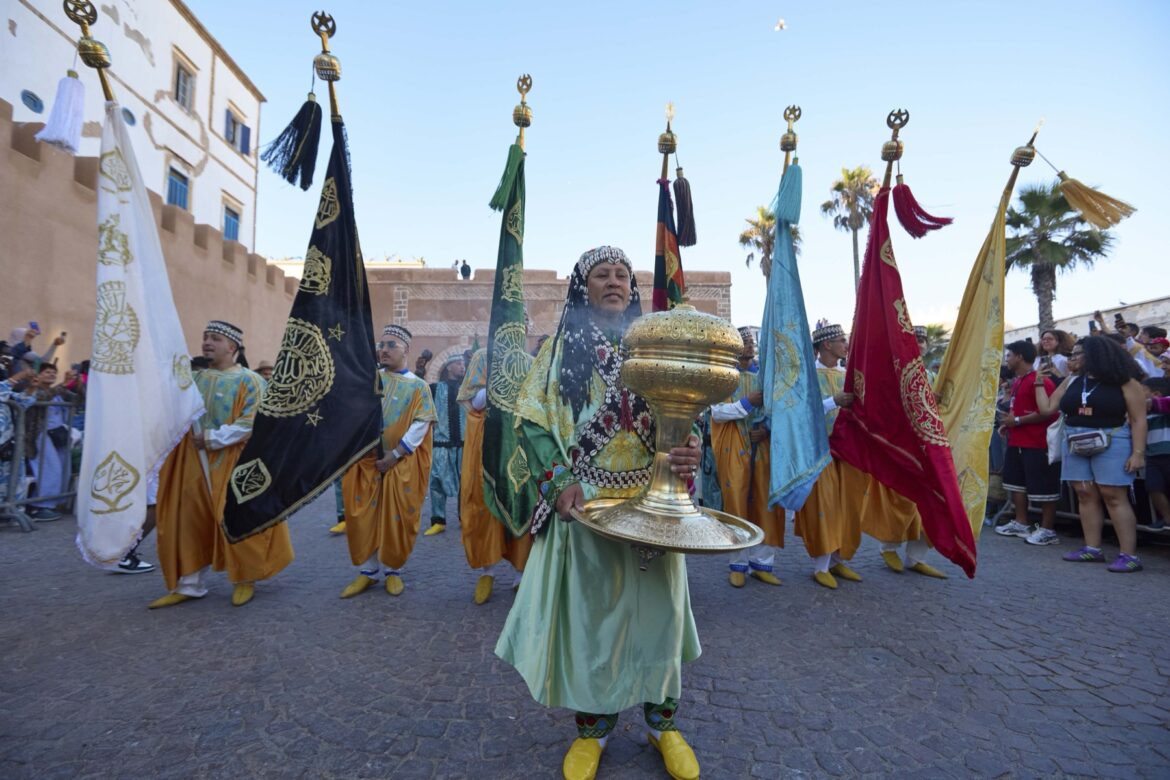Parade des Maâlems lors de l'ouverture du Festival Gnaoua et Musiques du Monde 2026 à Essaouira