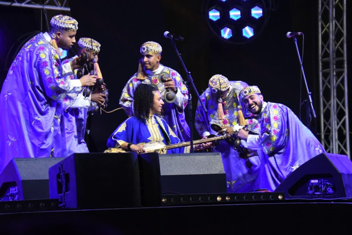 Ensemble Gnaoua sur la scène du Palais Badiâ lors de la 55e édition du Festival National des Arts Populaires de Marrakech