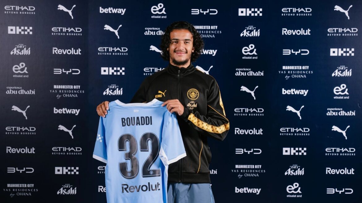 Ayyoub Bouaddi présente son maillot numéro 32 de Manchester City