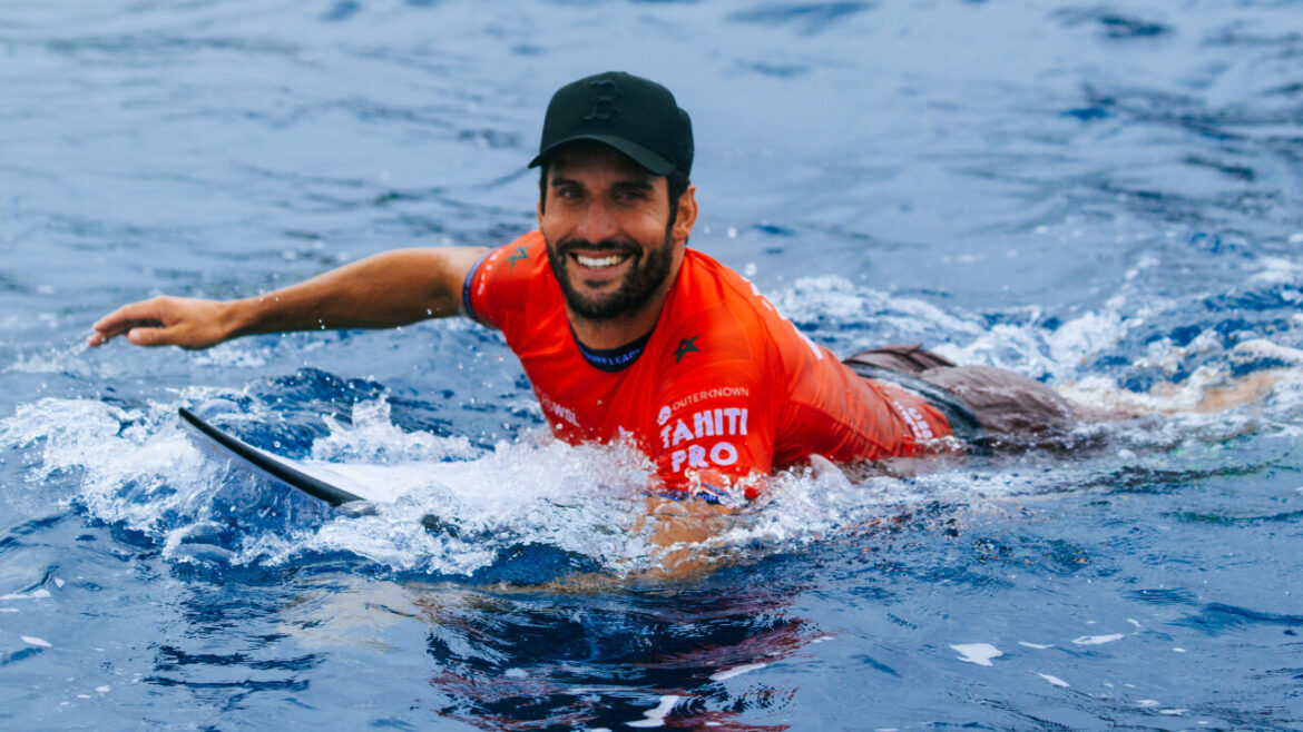 Ramzi Boukhiam au Outerknown Tahiti Pro, à Teahupoo
