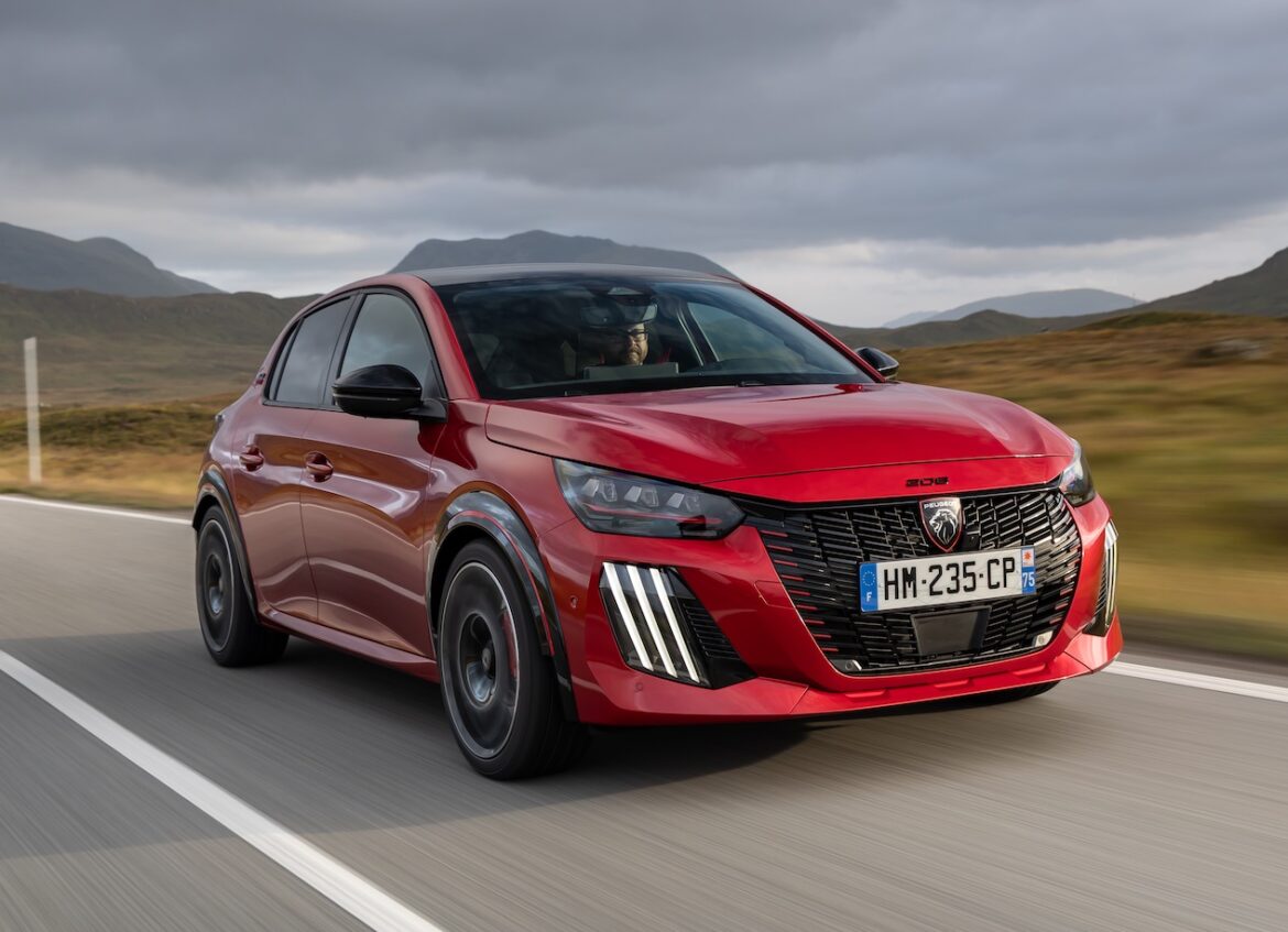 Peugeot E-208 GTi rouge en roulage sur une route d’Écosse